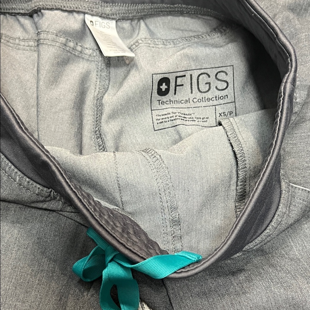 Figs Women’s Heather gray scrub set, size XS - Picture 6 of 7